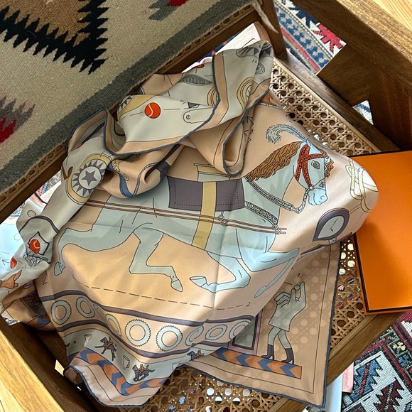 ❌ SOLD ❌ Hermès ‘Tea for Two’ Scarf 90 ROSE POUDRÉ / BLANC / BLEU - Picture 3 of 4